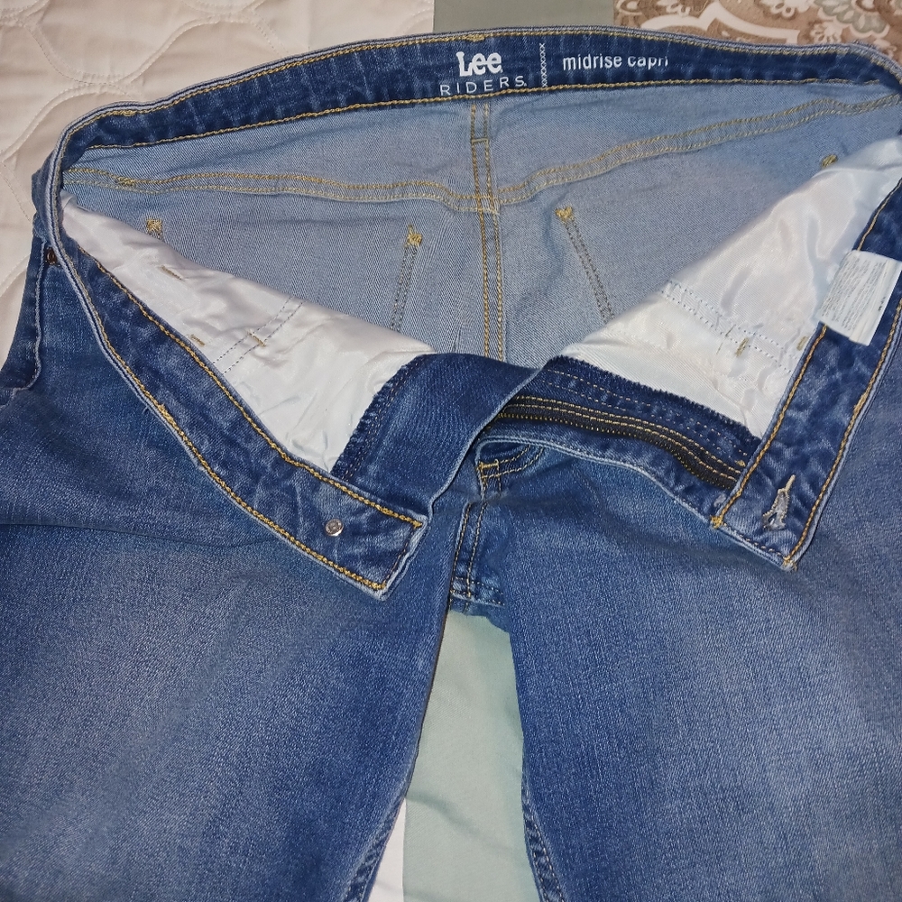Lee's Mid Rise Capri's Size  12M - Picture 2 of 9